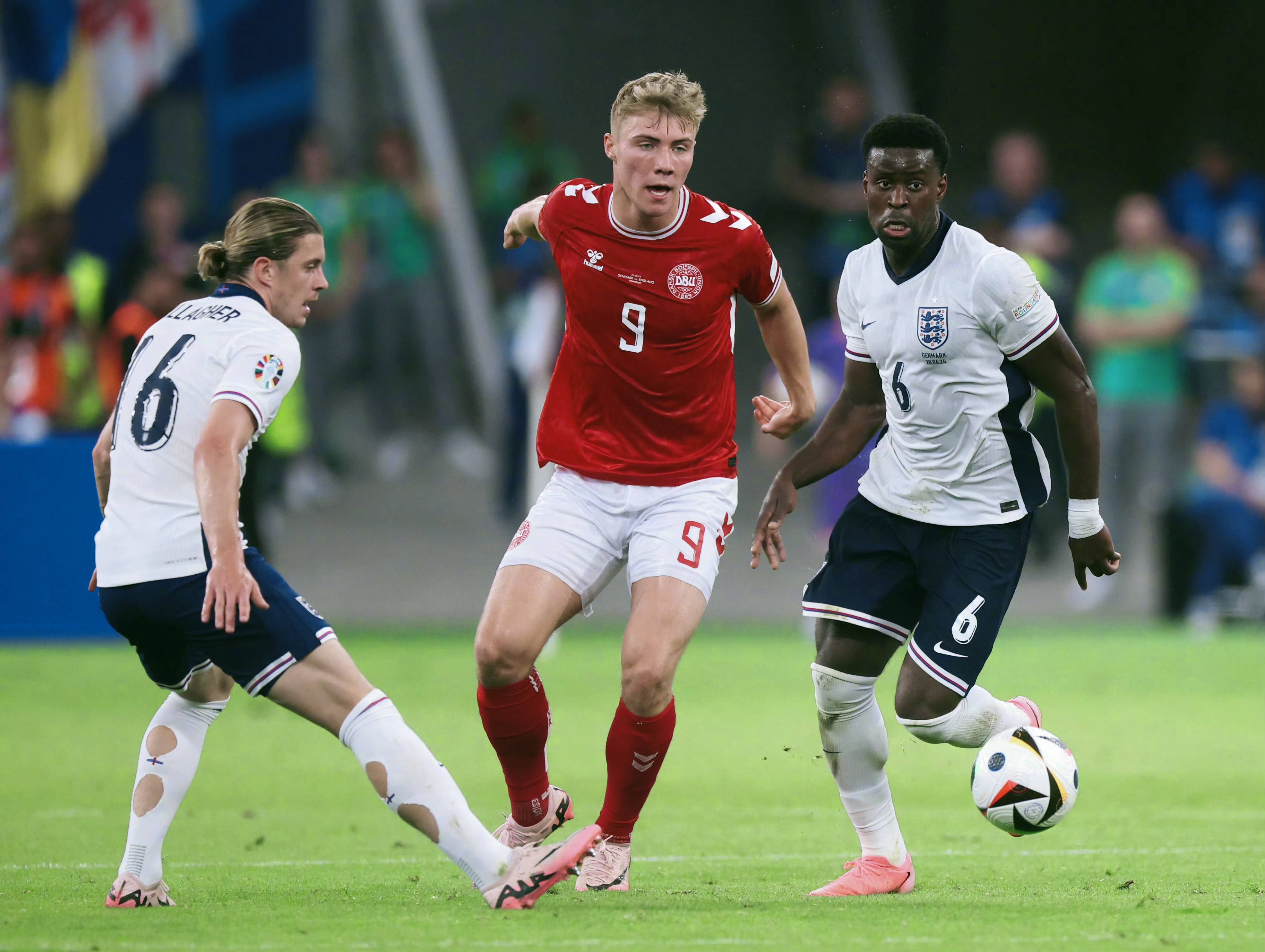 英格兰横扫荷兰,小组赛全胜晋级强的简单介绍 英格兰横扫荷兰,小组赛全胜晋级强的简单介绍