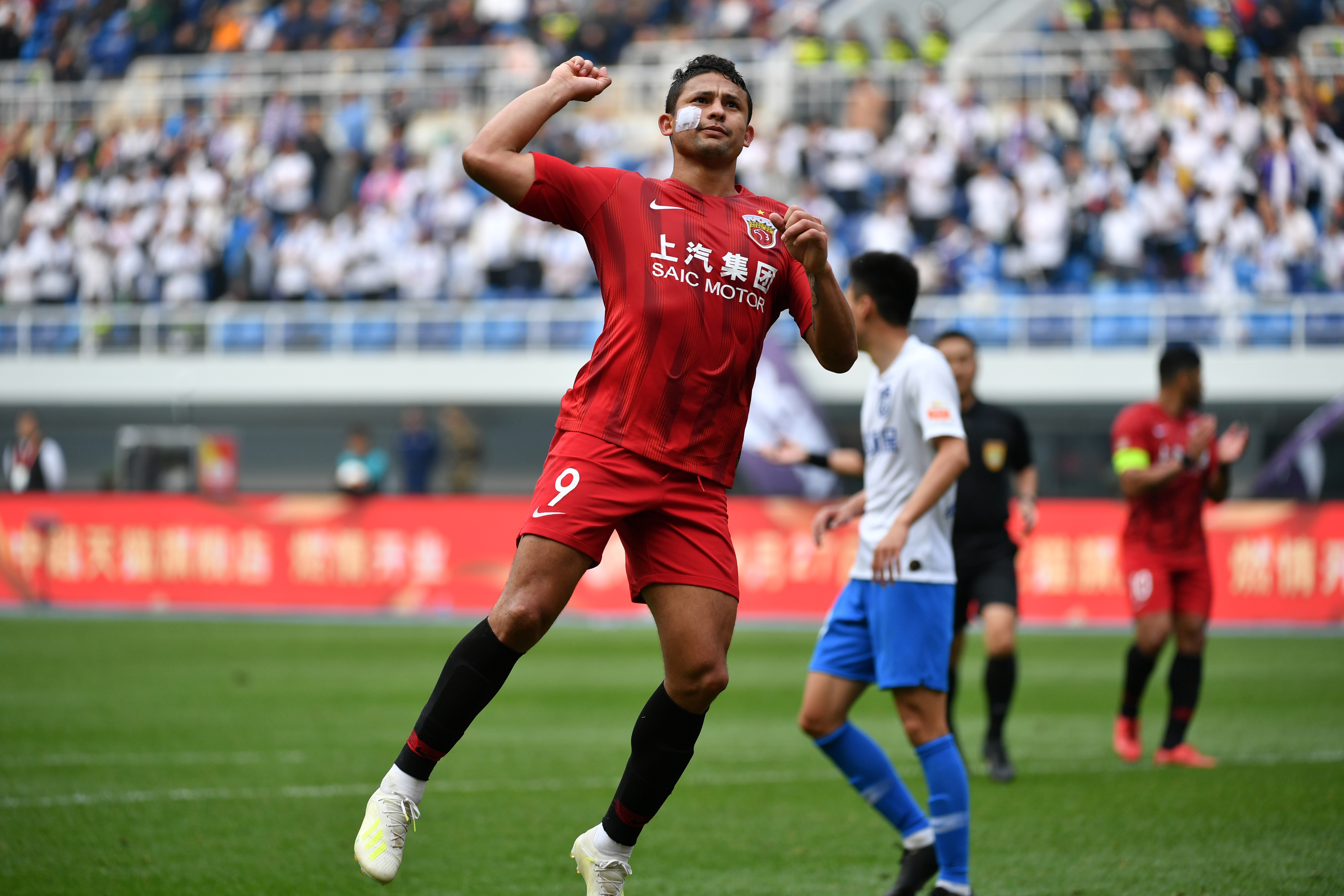 包含上海上港胜大连实德，保持高位积分的词条