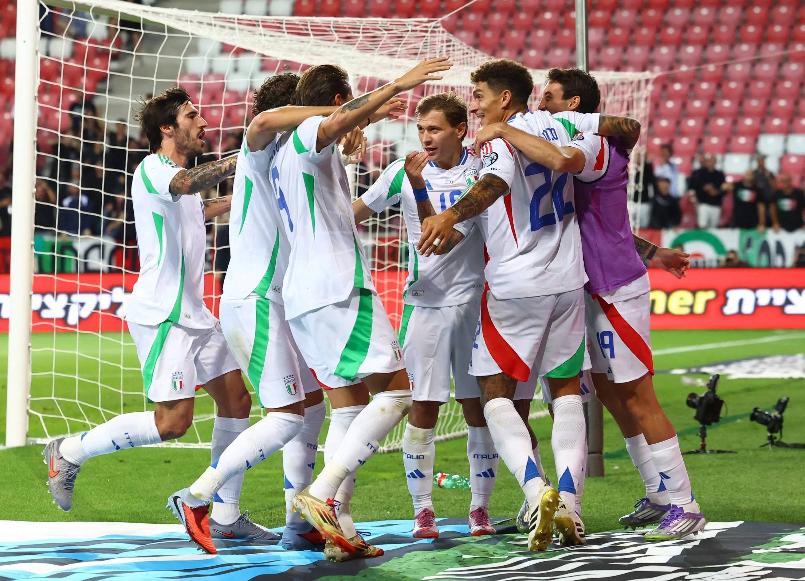 雷火电竞亚洲先驱-北爱尔兰队首场失利，遭遇挑战