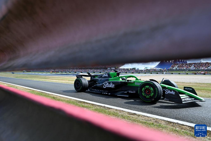 索伯车队完胜红牛车队，塞恩斯关键制胜