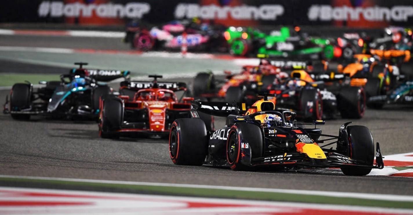 红牛二队力克哈斯车队，塞恩斯点燃赛场