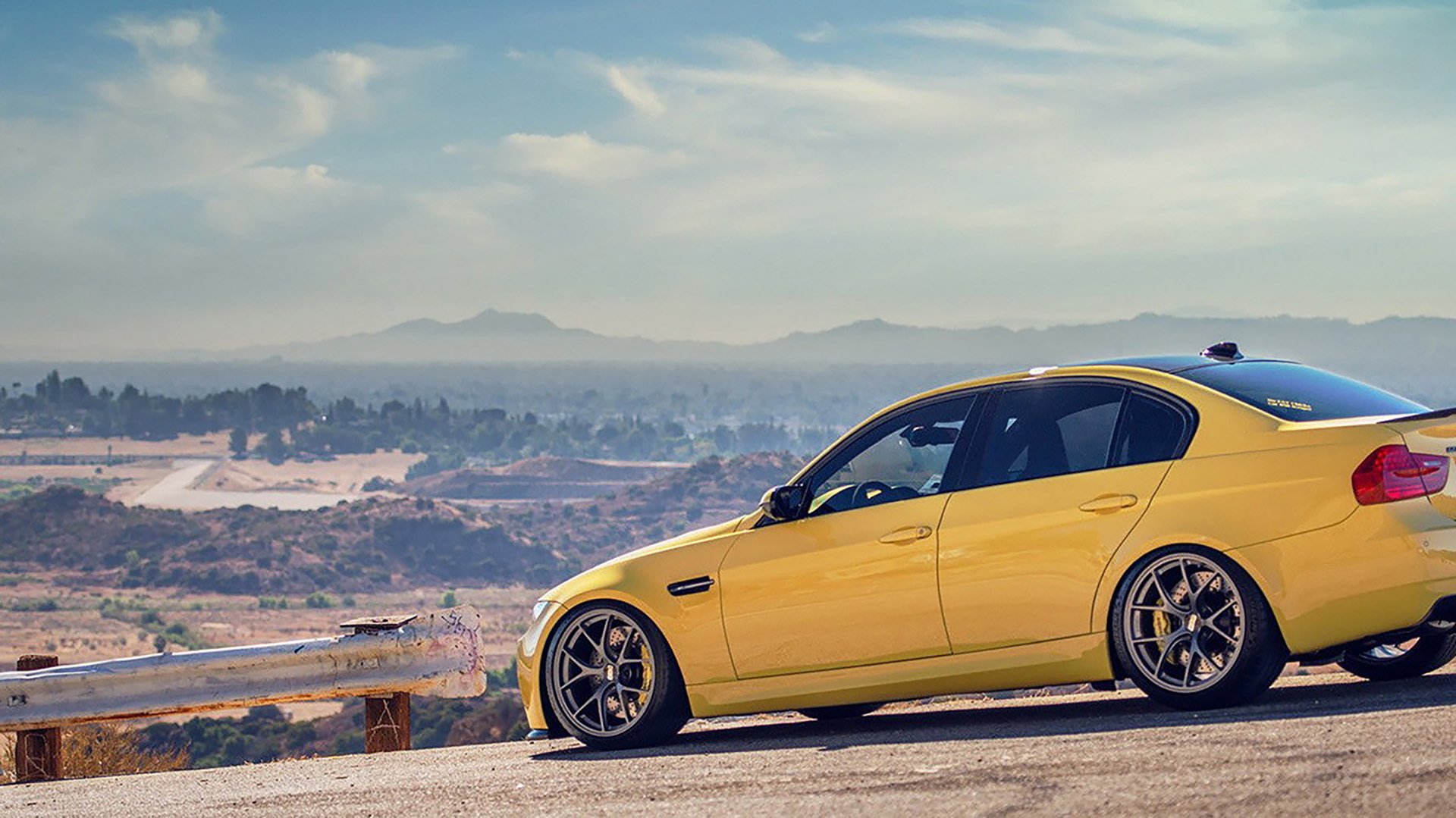 您提到的英格拉姆属于新奥尔良鹈鹕队，他并未出现在掘金对阵灰熊的比赛中。这很可能是一个关键词的巧妙混搭。不过，这恰恰为创作一篇充满戏剧性和独特视角的文章提供了绝佳灵感